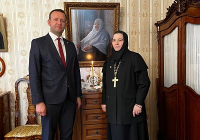 Лаури Ляэнеметс с настоятельницей монастыря Успения Божией Матери в Пюхтице, игуменьей Филаретой.