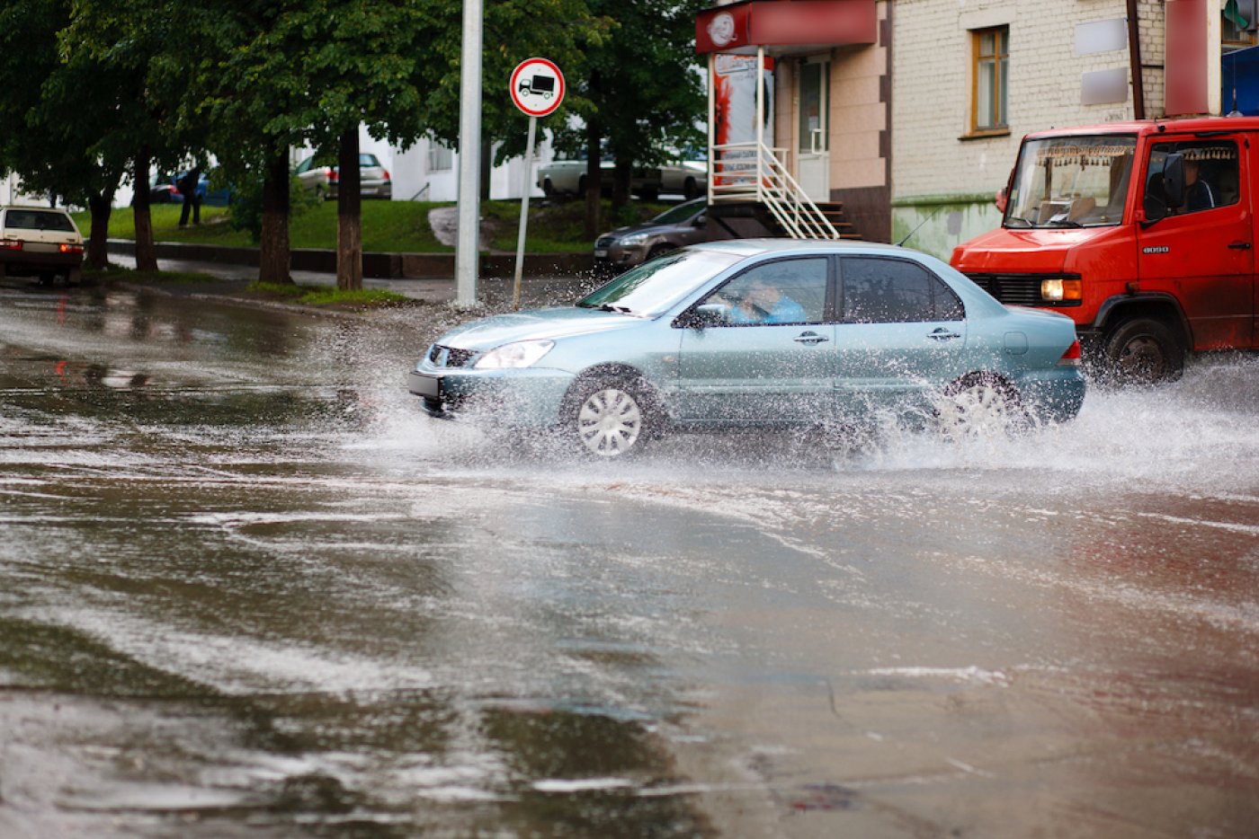 Автомобиль облил грязью: какое наказание может грозить водителю и сколько  стоит химчистка?