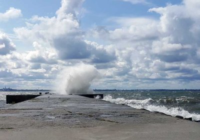 Полиция и спасатели развернули масштабные поиски: в море пропал спортсмен