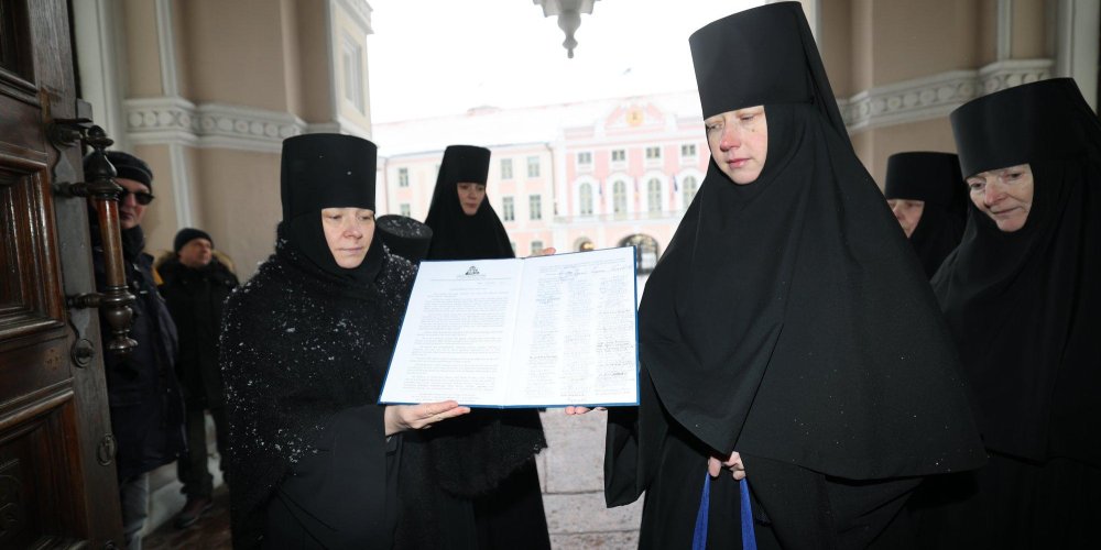 Монахини с прошением в Рийгикогу