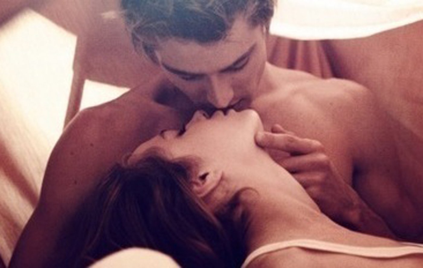 поцелуй с языком фото красивые на постели