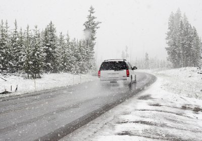 Снегопады и метели осложнят условия на дорогах