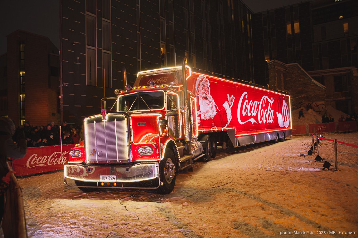 Фоторепортаж: легендарный грузовик Cocа-Cola и рождественский рынок на  Ратуше