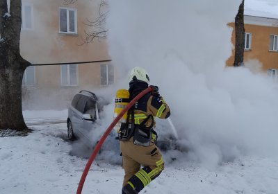 В Кохтла-Ярве спасателям пришлось тушить автомобиль