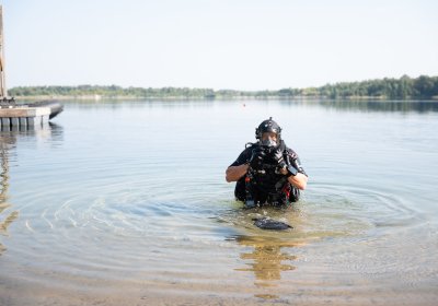 Водолазы тренировались проводить разминирование под водой в карьере Румму  