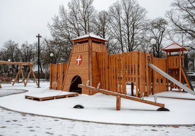 В Старом городе Таллинна на Башенной площади открылась игровая площадка