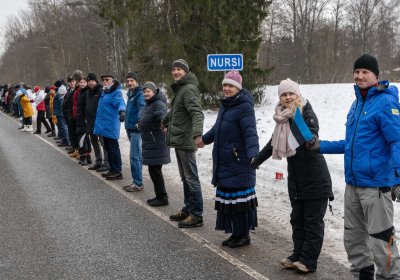 Противники расширения полигона в Нурсипалу выстроились в живую цепь